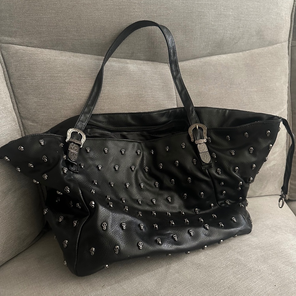 Black bag with skulls